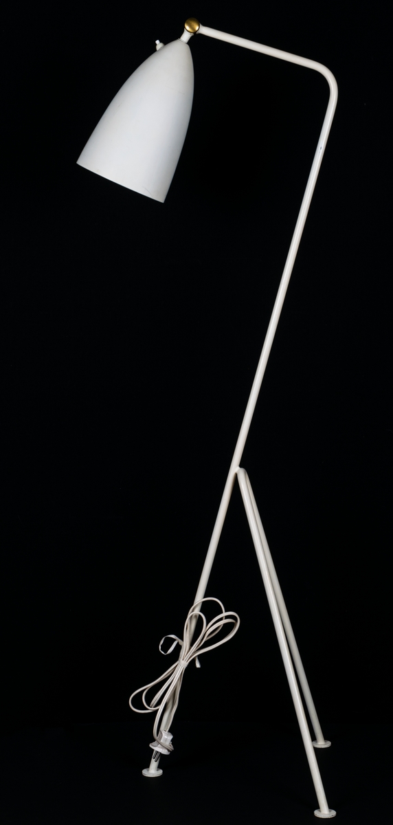 Golvlampa, s.k. Gräshoppa (Grasshopper), tre vita metallben och vit emaljerad metallskärm. Lampan formgiven av Greta Magnusson Grossman 1947.