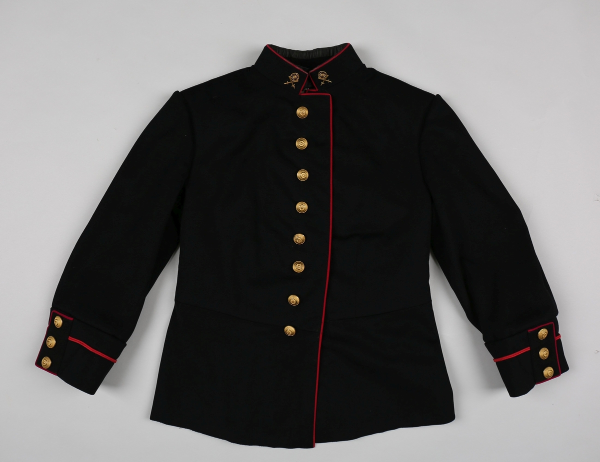 Uniform. Består av 2 jakker, 1 bukse og 1 lue.