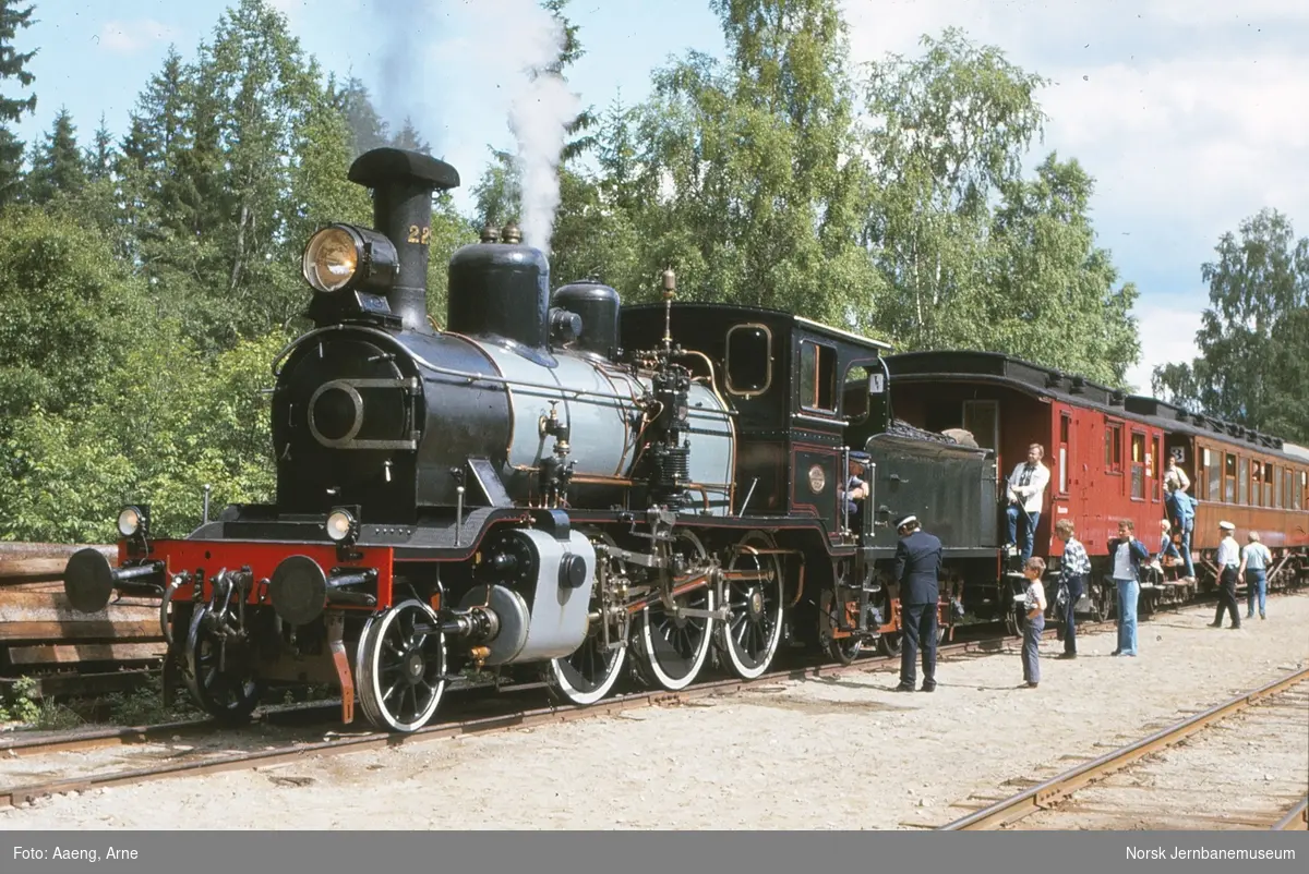 Damplokomotiv 21b 225 med veterantog for Norsk Jernbaneklubb på Veggli stasjon på Numedalsbanen