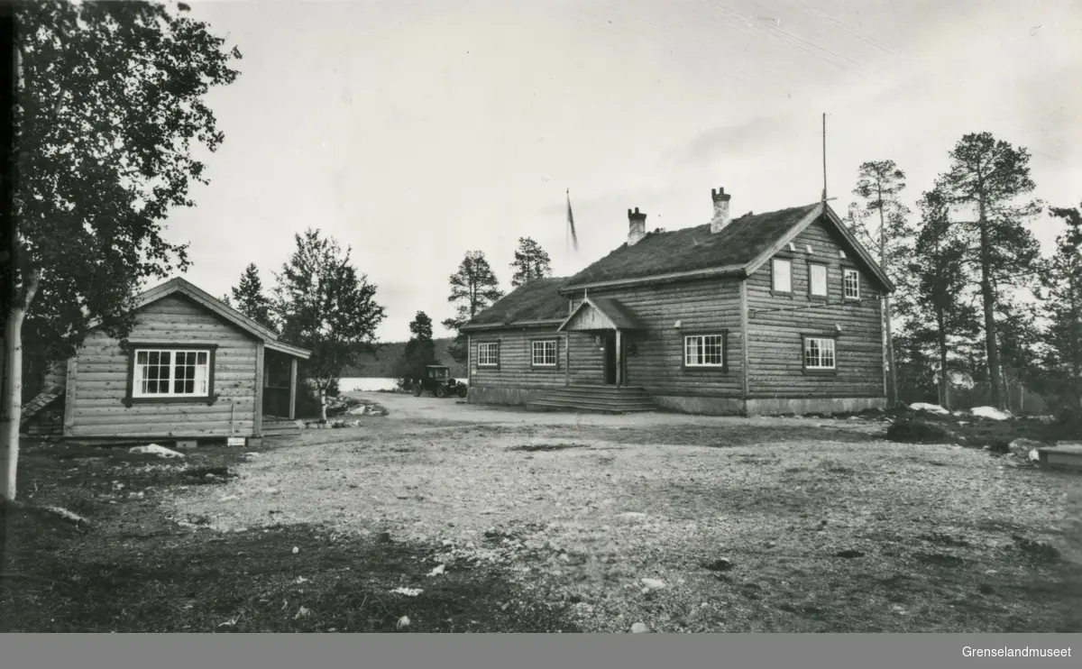 Svanvik turiststasjon før ombyggingen. Bygget i 1934. Mellom de to byggene står en sent 1920-talls Ford (?) pickup.