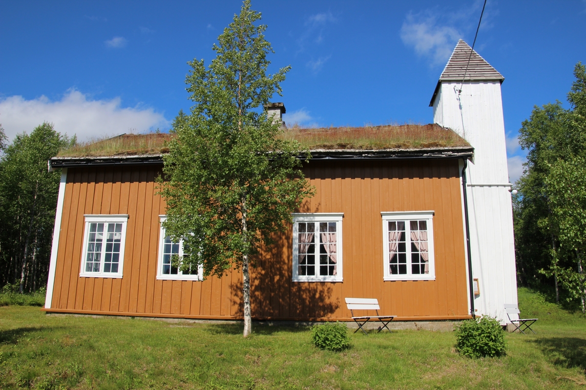 Bjørhusdal gamle skole og kapell ligger langs veien midt i grenda Bjørhusdal. Den ble bygd i 1885-1887 som skole med to klasserom, det ene rommet ble i 1897 omgjort til kapell og det ble reist et kirketårn i enden av bygget. Skoleklapellet er laftet med stående panel, og er malt i fargen oker. Omramming rundt vinduer og dører, samt inngangsparti og klokketårn, er malt hvit. 
Bygningen er uendret både innvendirg og utvendig siden 1897. Bygget er restaurert. Kapellrommet er fortsatt vigslet og i bruk.