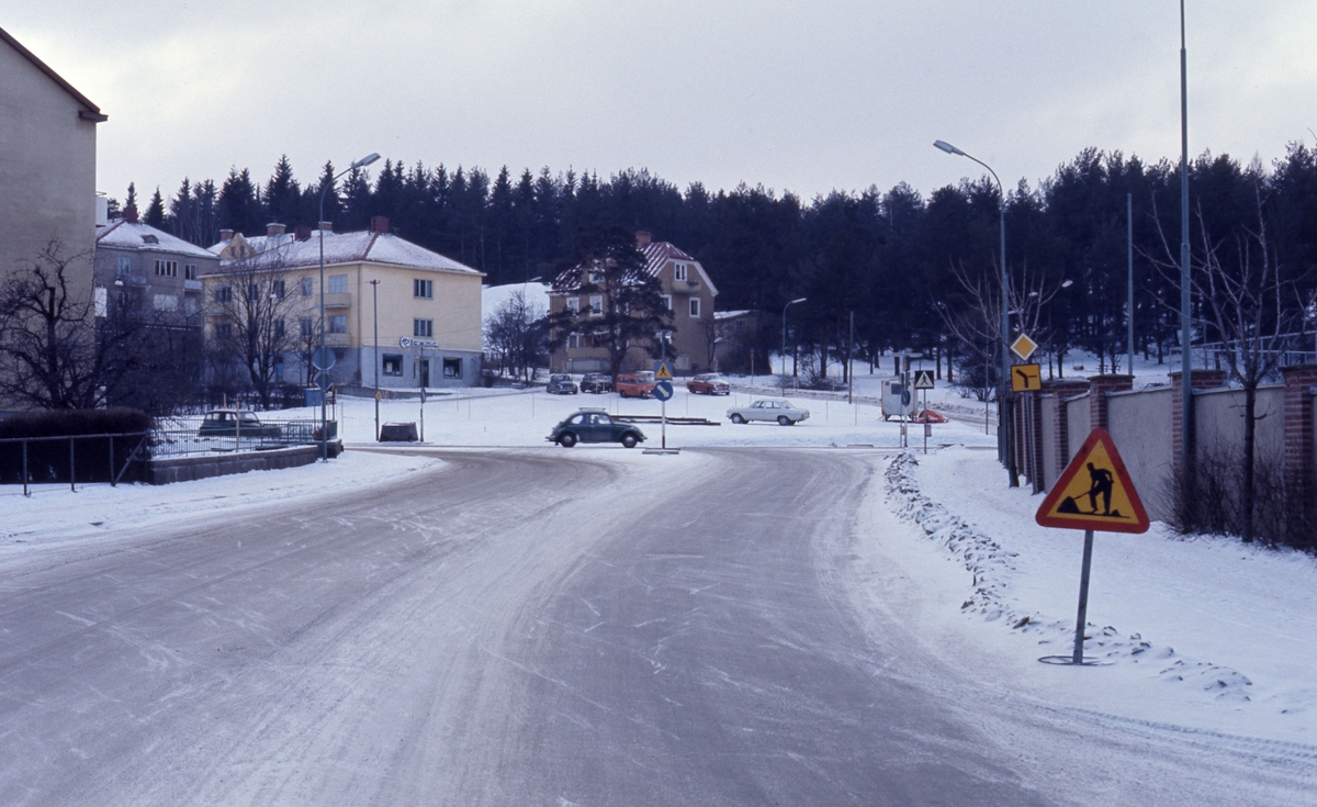 Hamngatan, Risbrinksvägen och Bergdalsgatan, Linköping år 1972. Åt höger Folkungavallen, rakt fram Bergdalsgatan. Den korsande vägen är Risbrinksvägen. Fotografen står på Hamngatan.