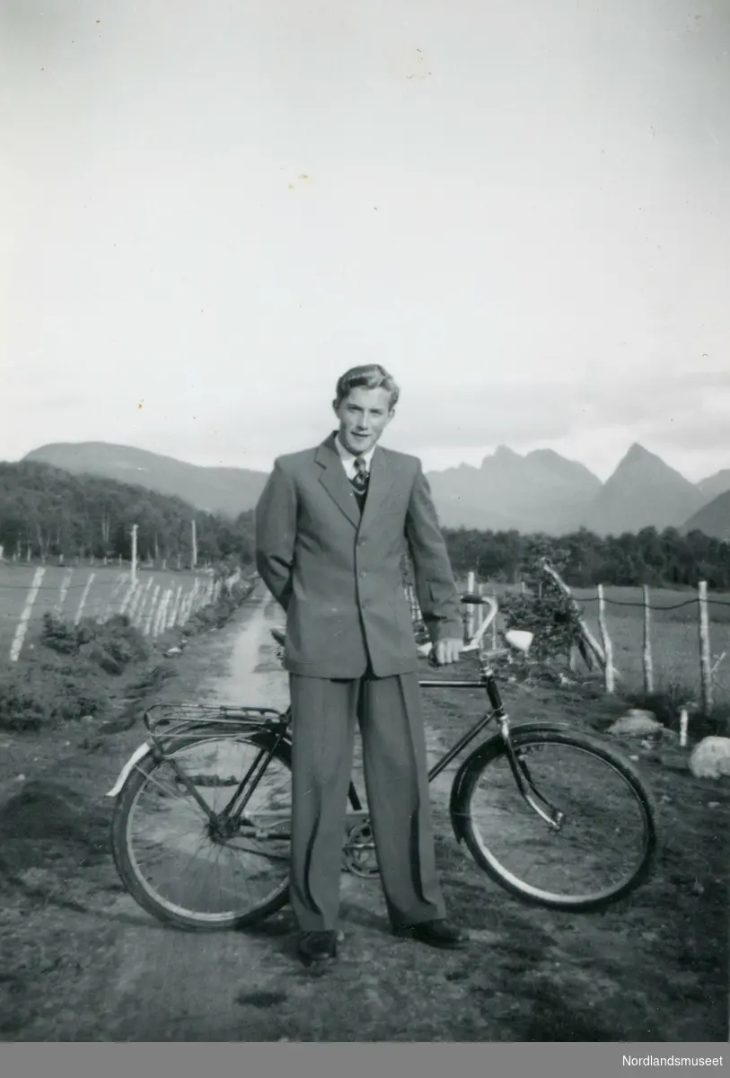 Dresskledt mann med sykkel. Villy Asbjørn Kristensen (f. 02.01.1935) fra Sollia i Skotsfjord, Steigen.