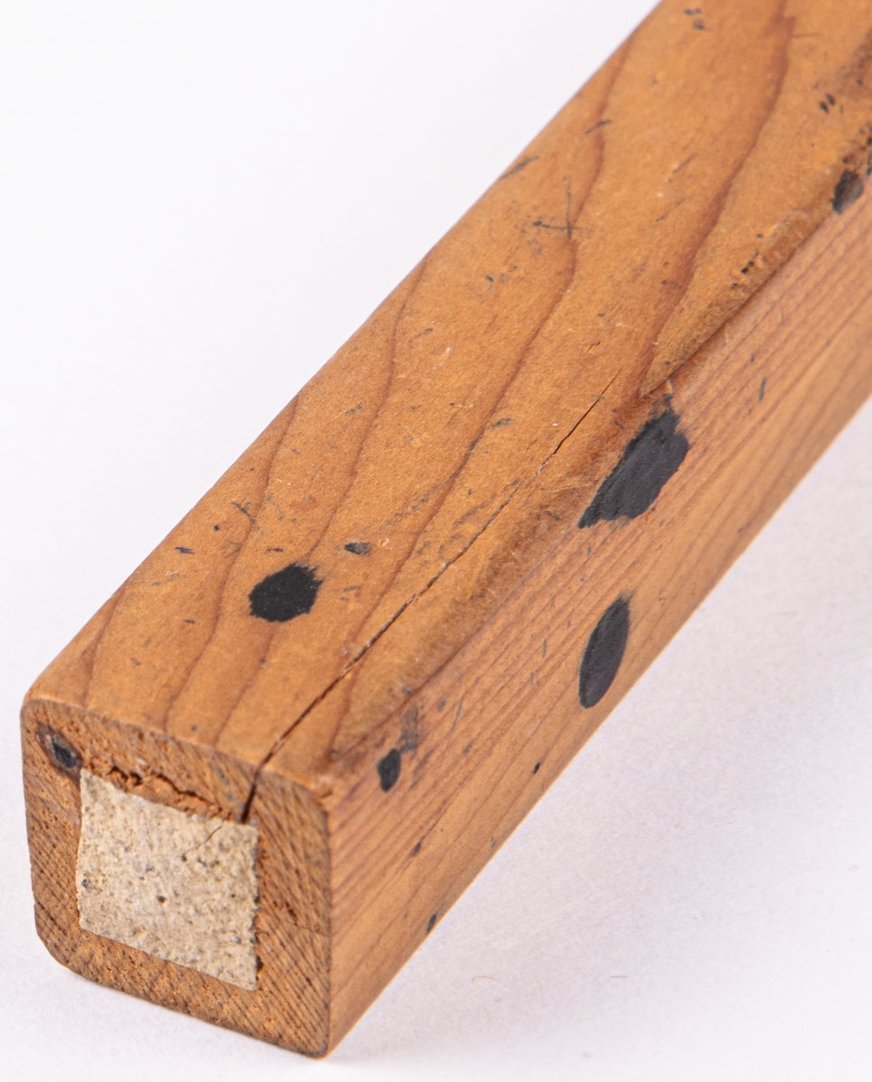 Radergummi för bläck och krita. I trä, till formen som en blyertspenna, i genomskärning kvadratisk.
Märkt "Pour le crayon. A.W. Faber. Pour l'encre".