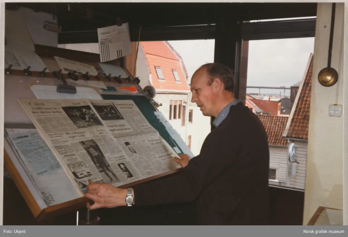 En mann jobber med trykking av avisa "Stavanger Aftenblad".