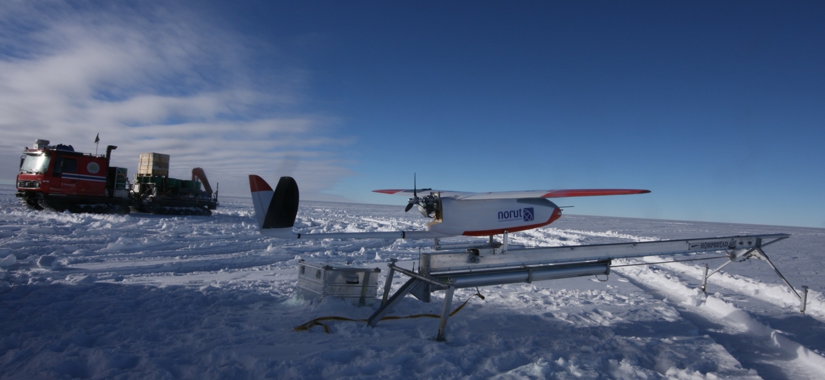 CryoWing Roamer er en norsk sivil drone spesielt utviklet til bruk i polarområdene. Dronen skytes ut med katapult og lander uten rullebane. Den kan fjernstyres av operatør på bakken, eller fly autonomt. Da finner den veien selv ved hjelp av autopilot, forhåndsprogrammert kurs og GPS. Det er totalt produsert 13 droner av CryoWing-typen.
