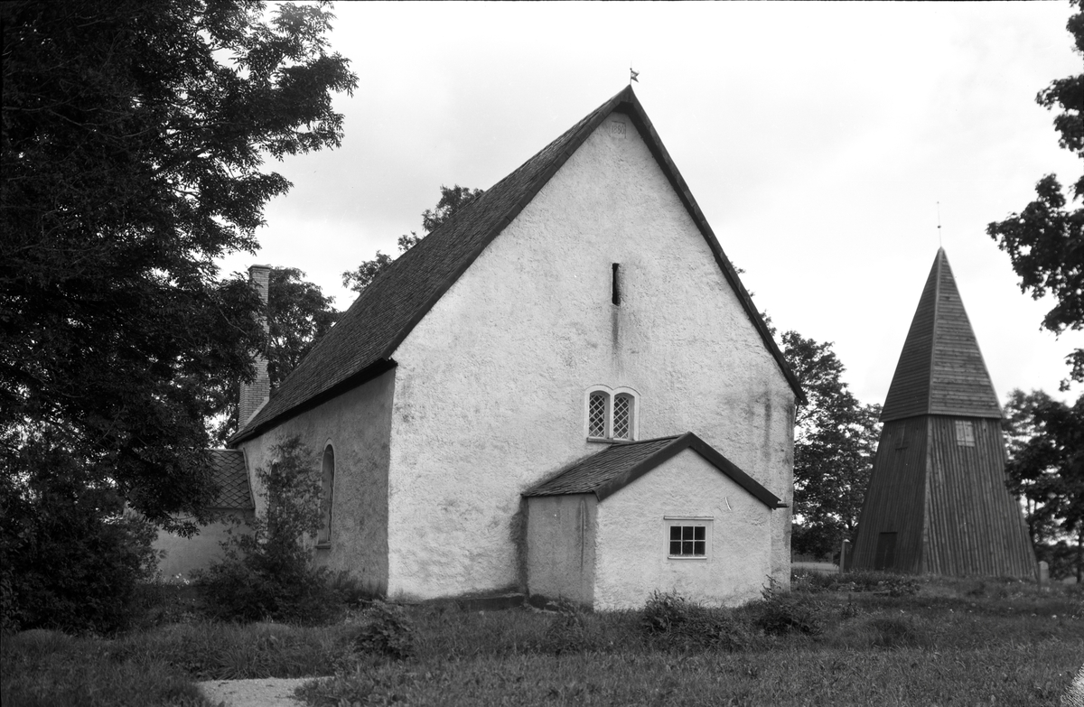 Ekeskog kyrka med klockstapel