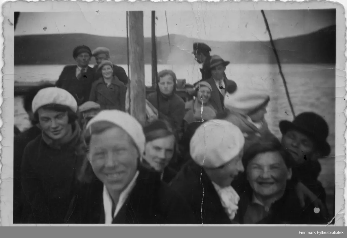 På tur med båten "Kvikken", antakelig under krigen. Fra venstre: Hilda Aukio, første kvinne i Norge som fikk lån i Statens fiskarbank for å kjøpe fiskebåt. Hun var skipper, hun og mannen rodde sammen. Neste kvinnen er ukjent, bak henne Inga Tornvik mellom to venninner. Til høyre i bildet er Hilmar Storlie i hatt (bowlerhatt). Bak til høyre sees Josef Johansen i hatt. Bak helt til venstre sees Jon Sommervik i kasjettlue. Mulig bak til venstre for Josef er Ågot Karlsen.
