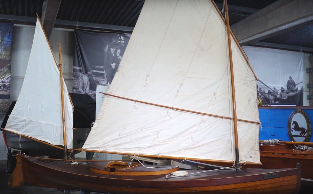 I Sjöhistoriska museets båtmagasin på Rindö berättar Eva Berglund Thörnblom om segelkanoterna CARMEN och UNDA.