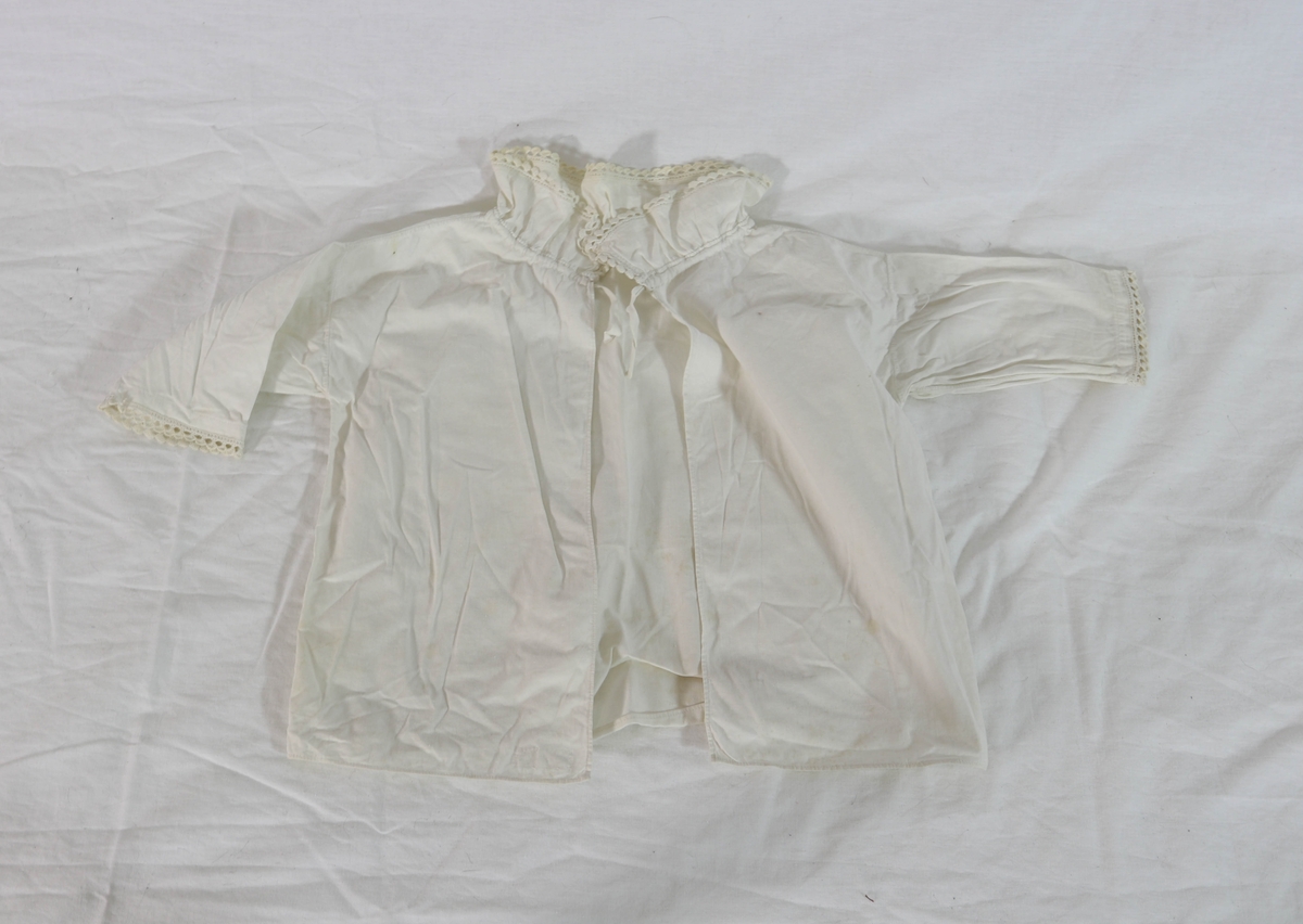 Hvit skjorte av bomull dekorert med blonder i hals og ermer