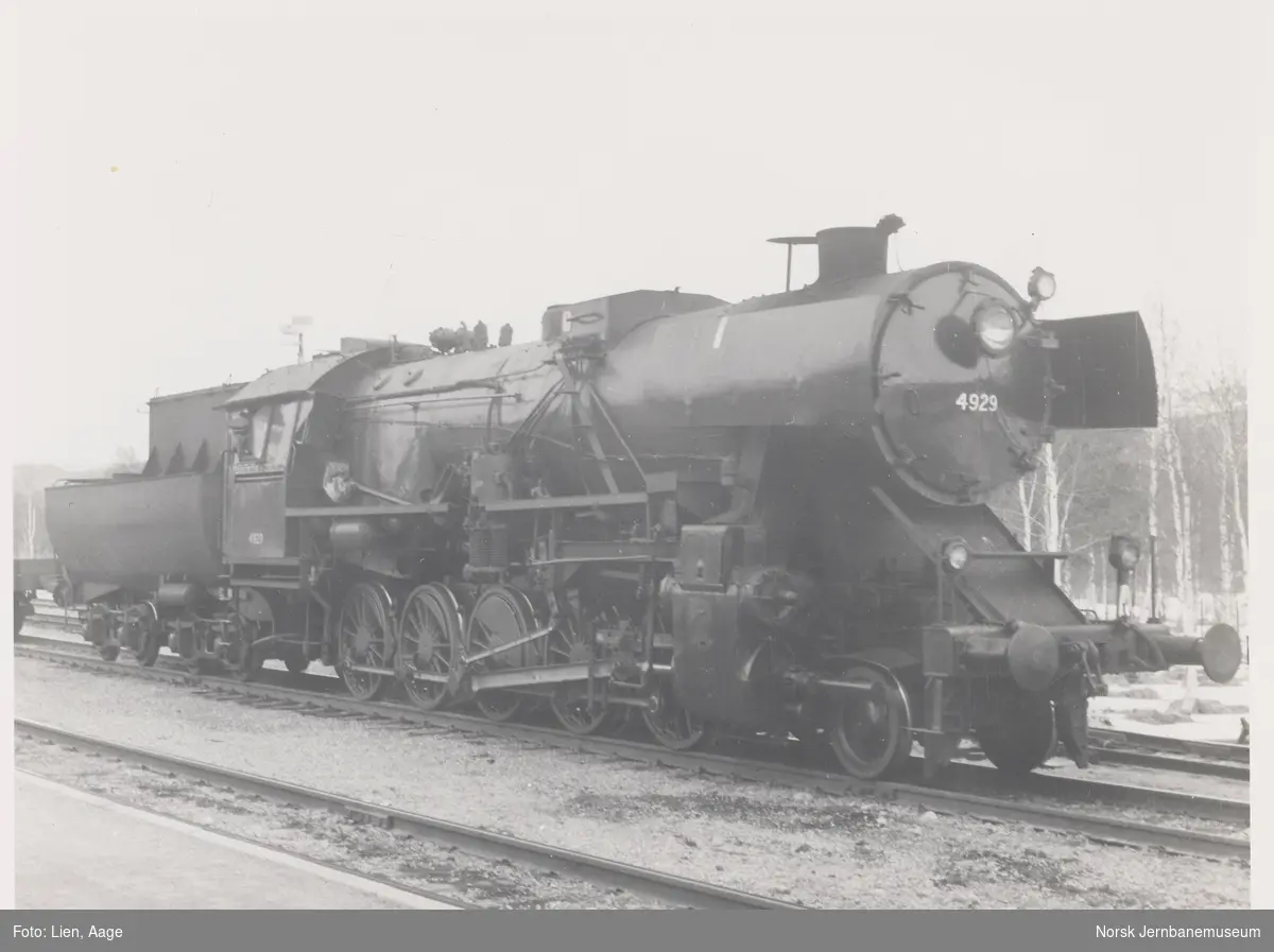 Damplokomotiv type 63a nr. 4929 på Oppdal stasjon