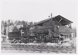 Damplokomotiv 24b 221 utenfor lokomotivstallen på Hønefoss