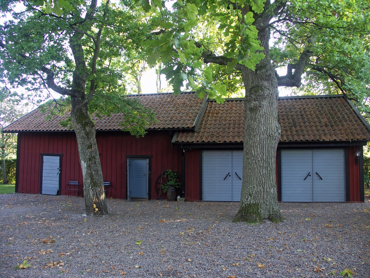 Ved- och snickarbod, numera sammanbyggd med ett garage, Gyllendal, Kalmar socken, Uppland 2010