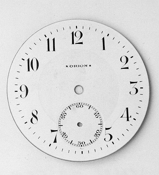 Samling av urtavlor och urverk av metall, stål. Alla är ofullständiga fick- och armbandsur. Urval av urtavlor:
I) Samling av delar av ur i kartong.
II) Urtavla märkt: "ORION". Urtavla märkt: "LUC". 
III) Urtavla märkt: "Longines". Urtavla märkt: "Longines".
IV) Urtavla märkt: "OMEGA". Urtavla.
V) Urtavla märkt: "J. CALAME. ROBERT".  
Urtavla, märkt:"Longines".