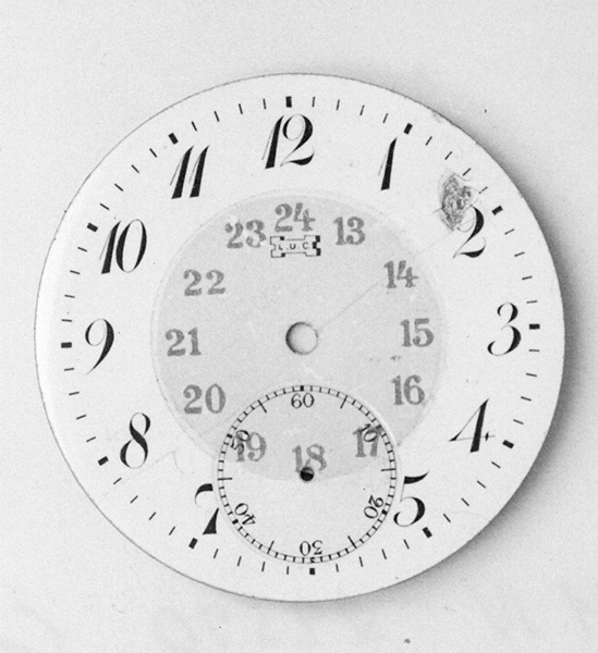 Samling av urtavlor och urverk av metall, stål. Alla är ofullständiga fick- och armbandsur. Urval av urtavlor:
I) Samling av delar av ur i kartong.
II) Urtavla märkt: "ORION". Urtavla märkt: "LUC". 
III) Urtavla märkt: "Longines". Urtavla märkt: "Longines".
IV) Urtavla märkt: "OMEGA". Urtavla.
V) Urtavla märkt: "J. CALAME. ROBERT".  
Urtavla, märkt:"Longines".
