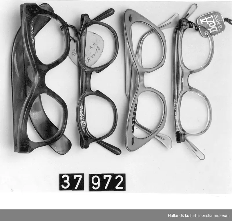 Samling av glasögonbågar, 46 stycken, av plast i olika former. Mått: längd 12-14 cm.

11 stycken gallrades 2013-11-19 pga att de var tillverkade av nedbrytningsbar celluloidplast. Llg
Bågarna på bild fyra, fem, sex och sju är gallrade ur samlingen.