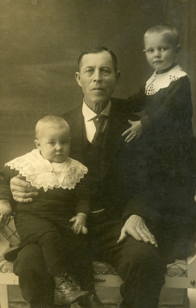 Sigurd Kåsine med barnebarna Bernt og Sigurd Ekeberg.