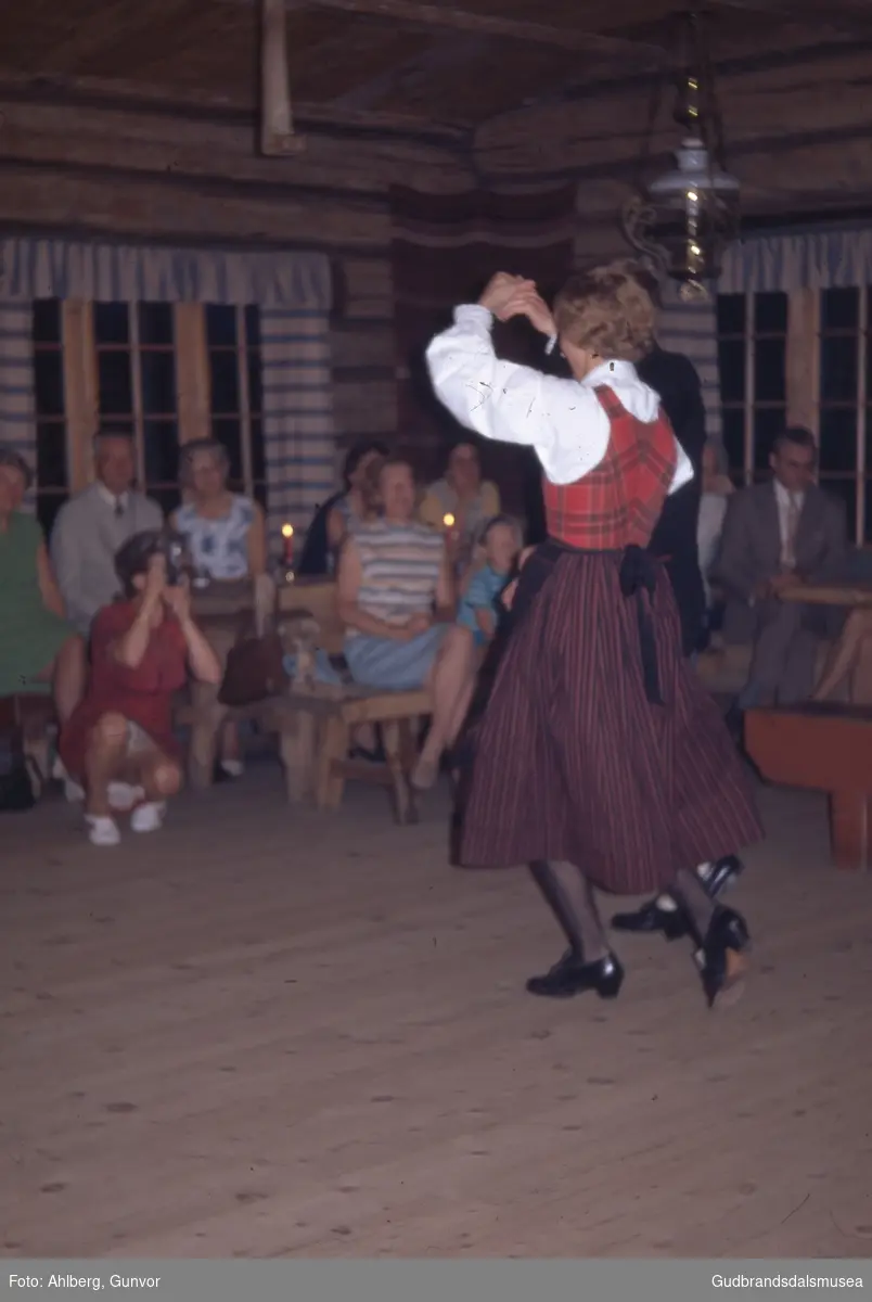 Vågå 1971
Jutulheimen. Knut og Astrid Villa dansar springleik