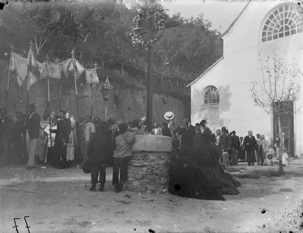 Samling Av En Folkemengde Eller Prosesjon Som Forlater Ei Kirke Eller ...