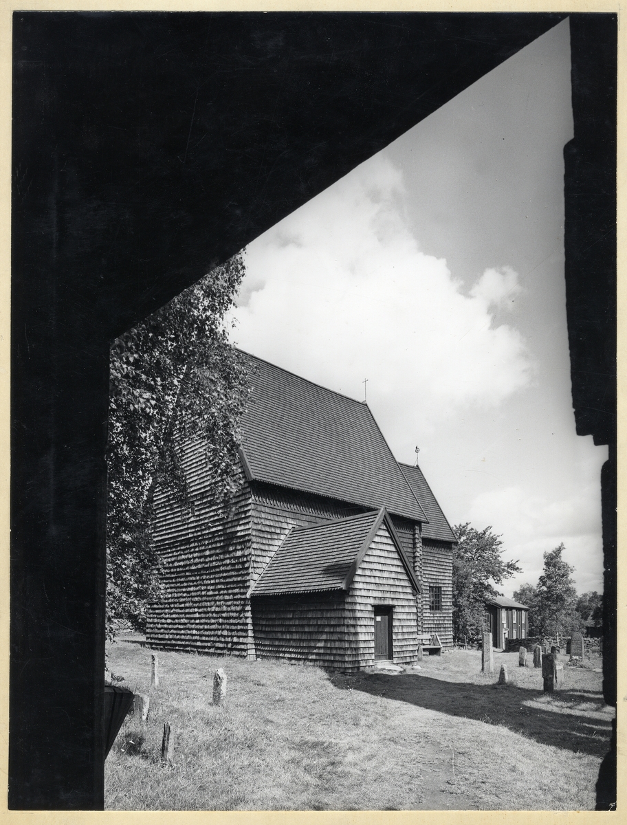 Granhults kyrka sedd från stigluckan, ca 1950.