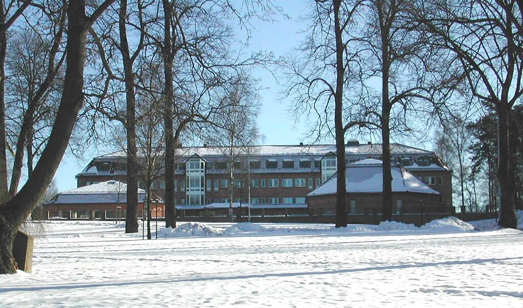 Sarpsborg rådhus en vinterdag sett gjennom Kirkeparken