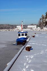 Båt ved kai i Høysand en vinterdag