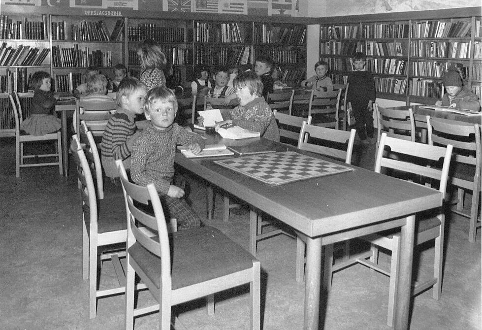 Barn i aktivitet på barneavdelingen til biblioteket