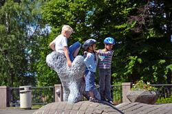 Barn i lek på fontenen utenfor Sarpsborg rådhus