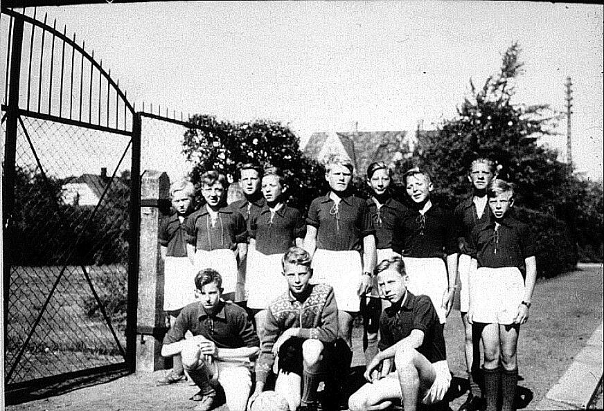 Skoleidrettslag 1941-42 v/porten til skolehaven, Kirkegaten skole