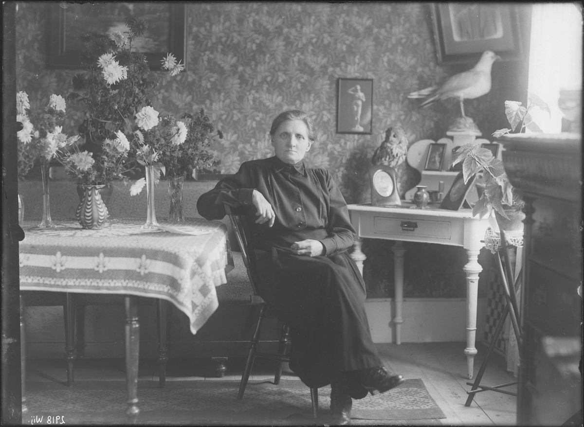 Fotografering beställd av Augusta Andersson. Föreställer Augusta Matilda Gustafsson, gift Andersson (1865-1947). Hon firar sin 60-årsdag den 30 oktober 1925 på Västra Kyrkogatan 12.