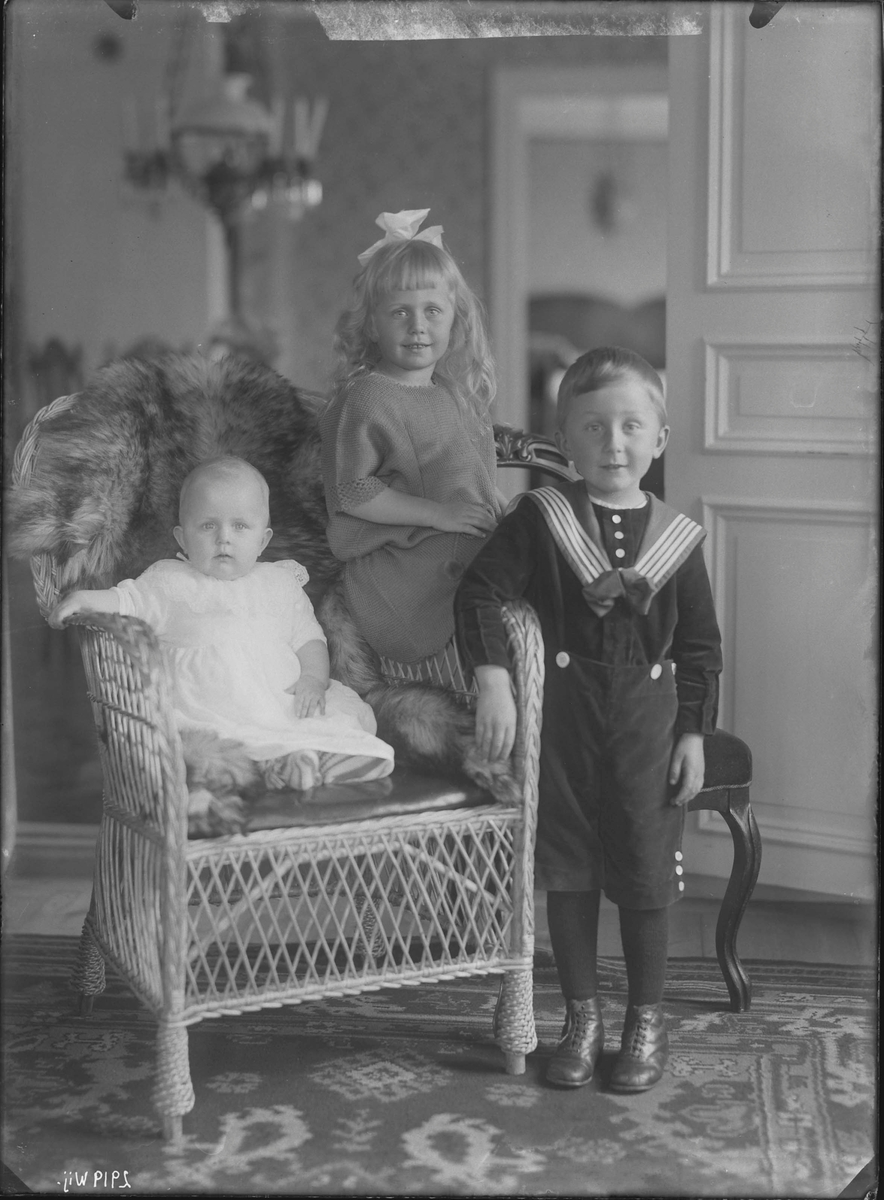 Fotografering beställd av Johansson. Föreställer sannolikt barnen Ernst Åke Johansson (1921-2007), Gerd Margareta Johansson (1922-1997) och Birgit Margareta Johansson (1925-2005).