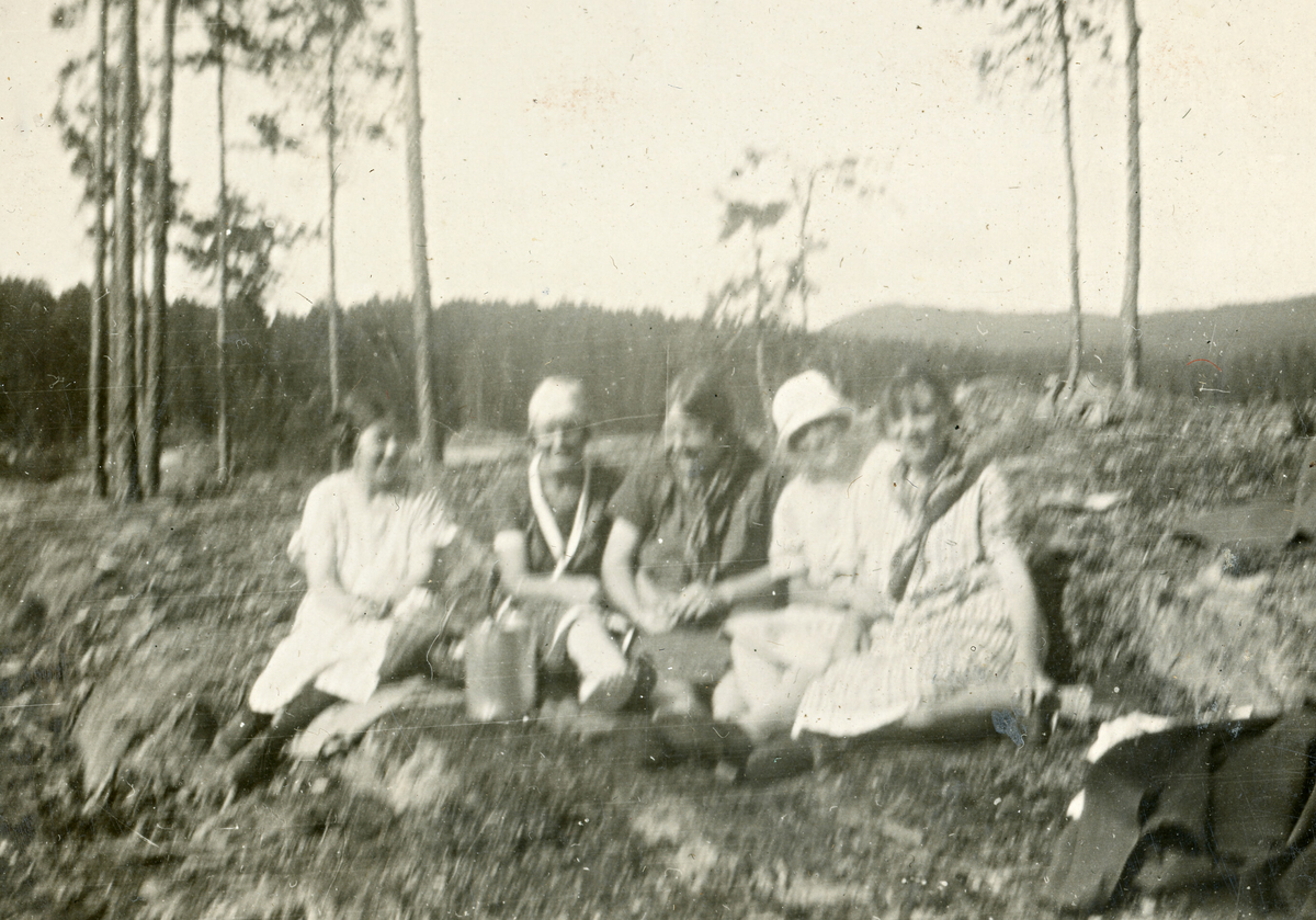 Sju bilde som viser kvinner ute i naturen.  Alle bilda er tatt i 1926.  