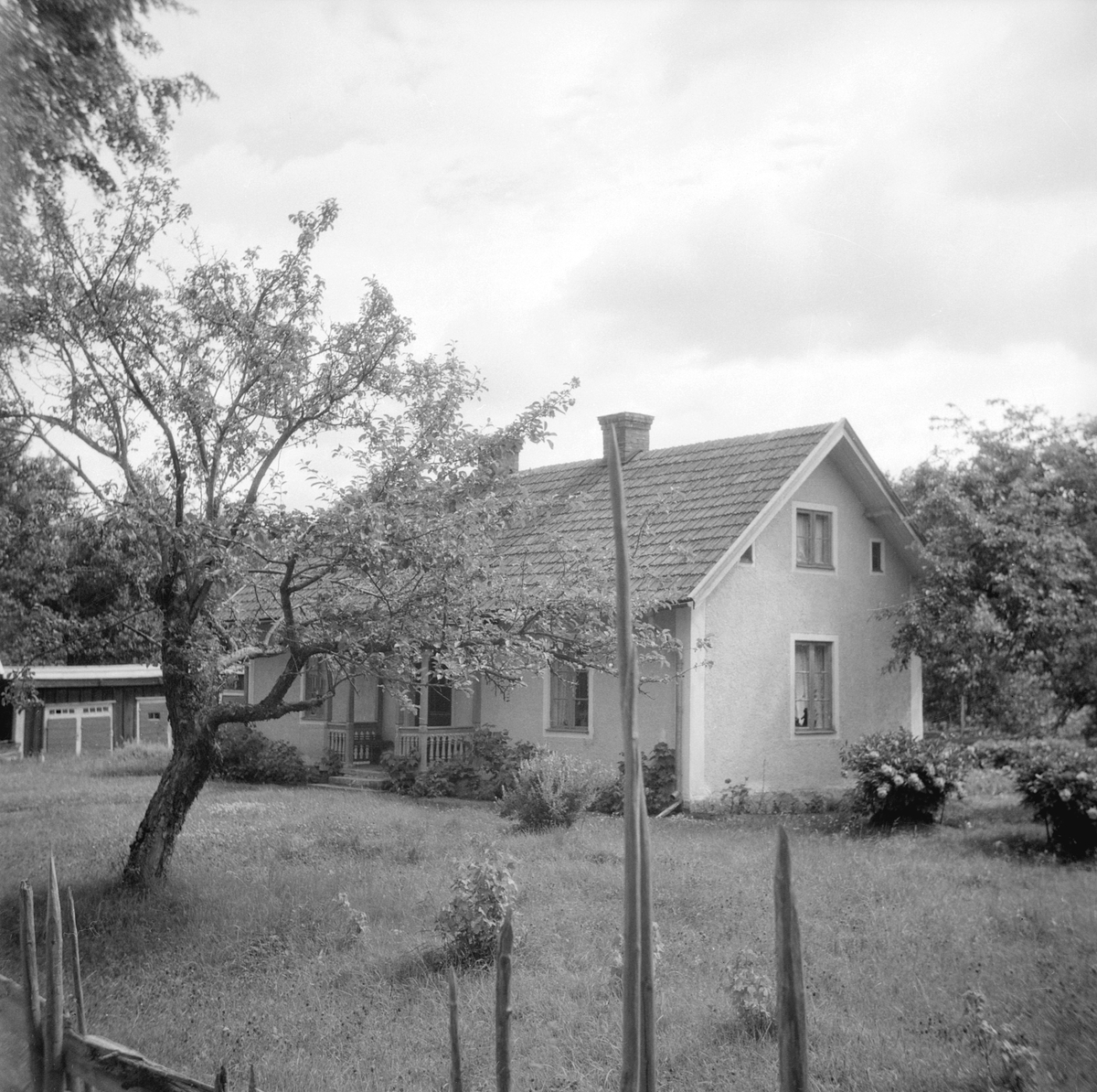 Ljungen på ägorna till Biskopsberga Backgård i Allhelgona socken. Reveterad stuga uppförd omkring år 1885 om två rum och kök. Vy från söder