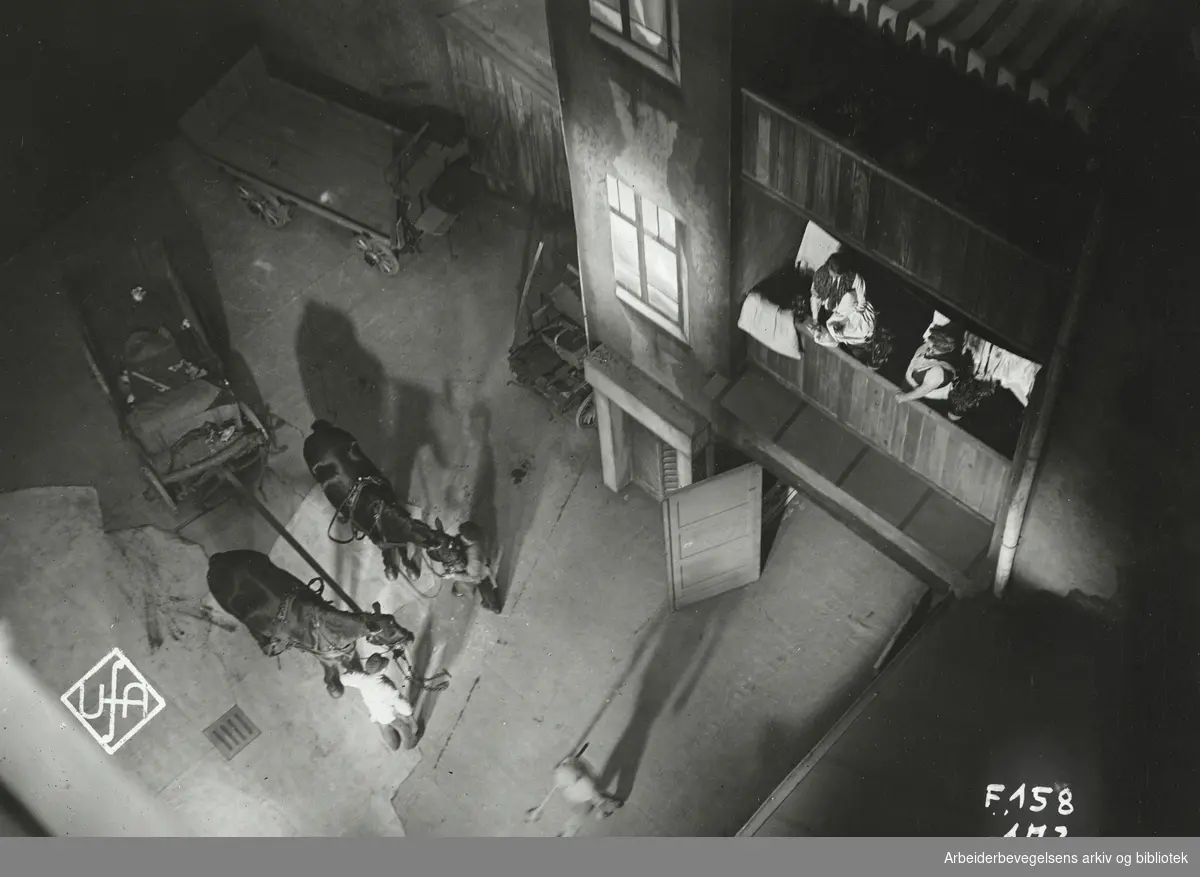 Fra en nattlig politi-razzia i den tyske filmen "Stürme der leidenschaft" fra 1932. Regi: Robert Siodmak. UFA. Arbeidermagasinet/Magasinet for Alle