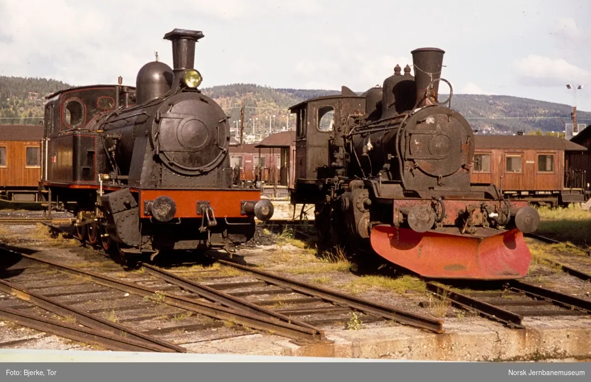 Damplokomotivene "Menstad" og 21b 225 på Sundland ved Drammen