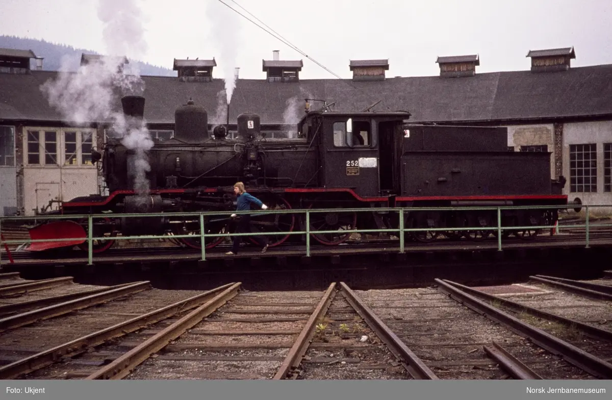 Damplokomotiv 21b 252 på svingskiven utenfor den gamle lokomotivstallen på Sundland ved Drammen