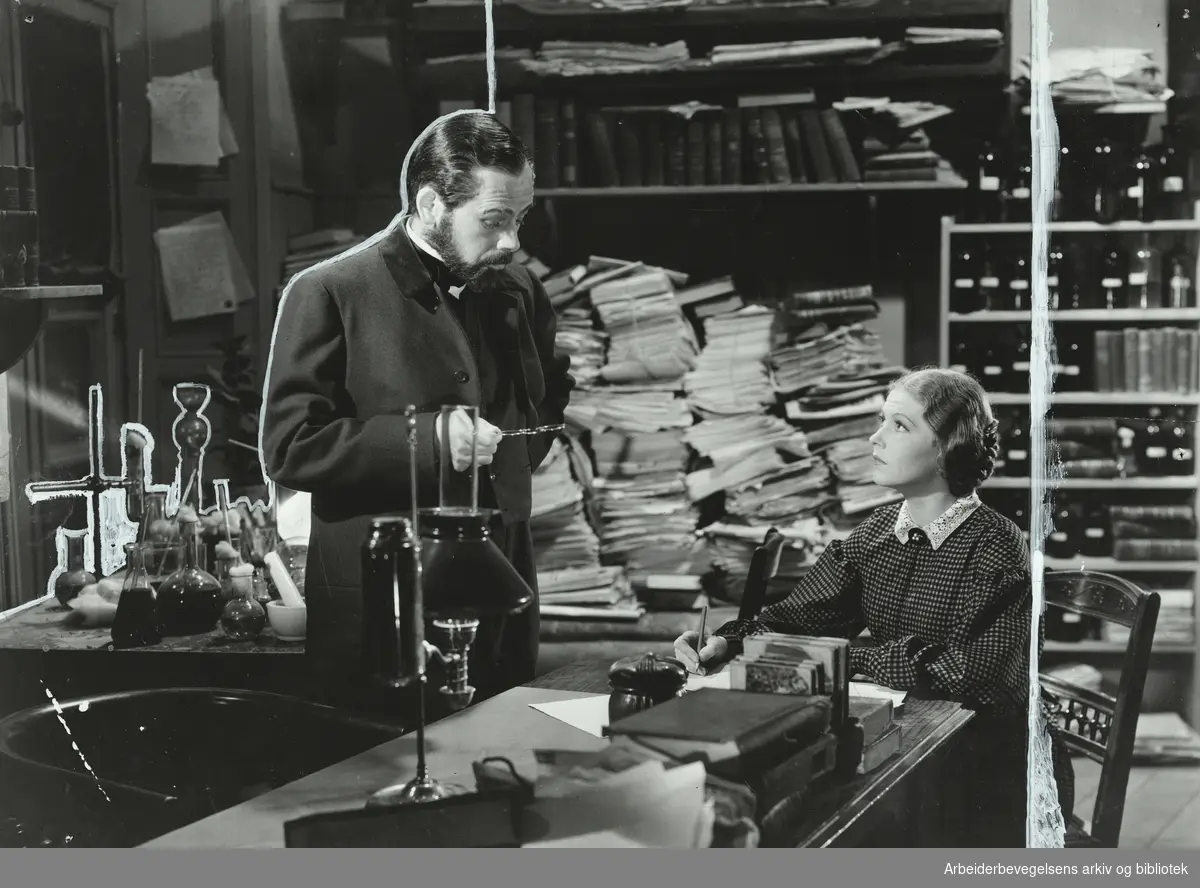 Scene fra filmen "The Story of Louis Pasteur" fra 1936, med Paul Muni i hovedrollen. Regi William Dieterle. Arbeidermagasinet/Magasinet for Alle