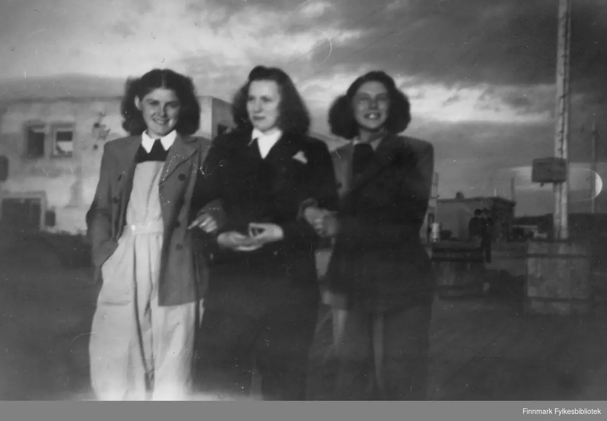Tre håndballjenter fra Bjørnevatn, muligens på tur i Vadsø i 1949. Fra venstre: Ruth Seljemo, Solbjørg Løvland, og Inger Seljemo
