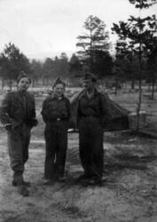 Soldater på Skoganvarre i 1945. Martin Seljemo står mellom t