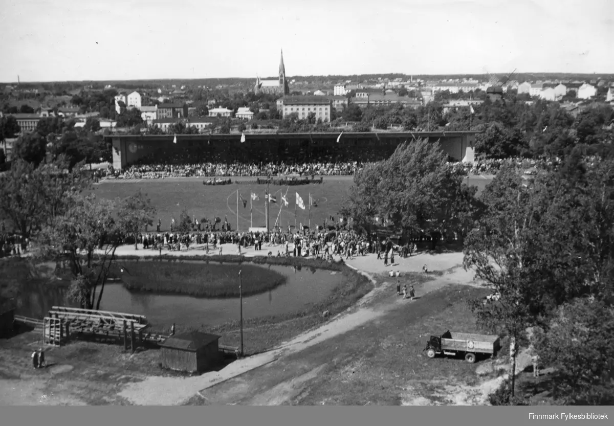Åbo idrettsanlegg. Bildet er tatt i forbindelse med et AUF-stevne i 1949. Det var fotballkamp på stadion, og Martin Seljemo stod i mål på det norske AUF-laget. Rundt stadionen ser man deler av Åbo by