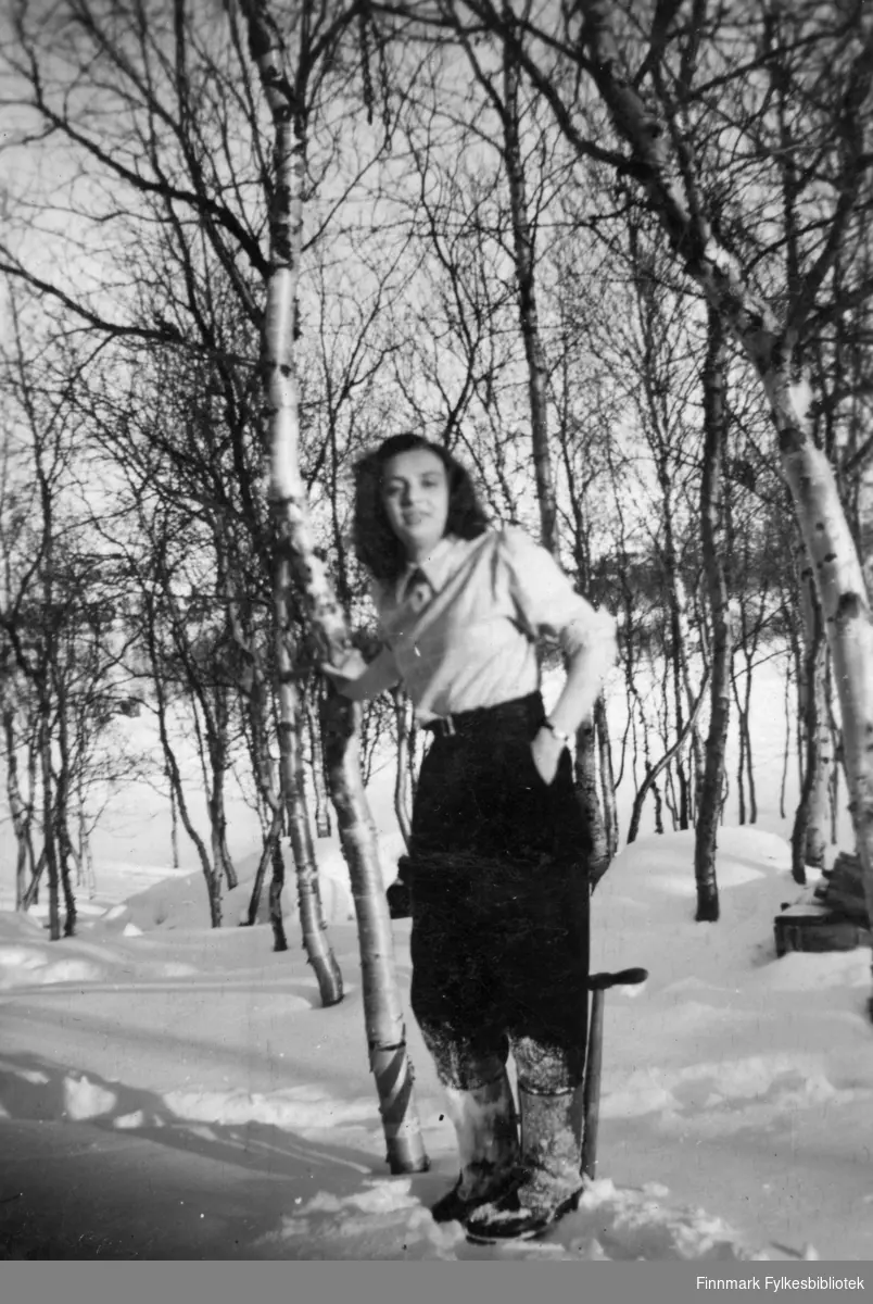 Elsa Olsen fra Bjørnevatn fotografert ute i snøen. Det er trær i bakgrunnen