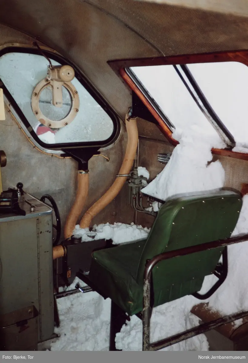 Snørydding med roterende snøplog DiR1 501. Under snørydding har is eller stein knust en rute ved førerplassen i førerrommet som så ble fylt med snø
