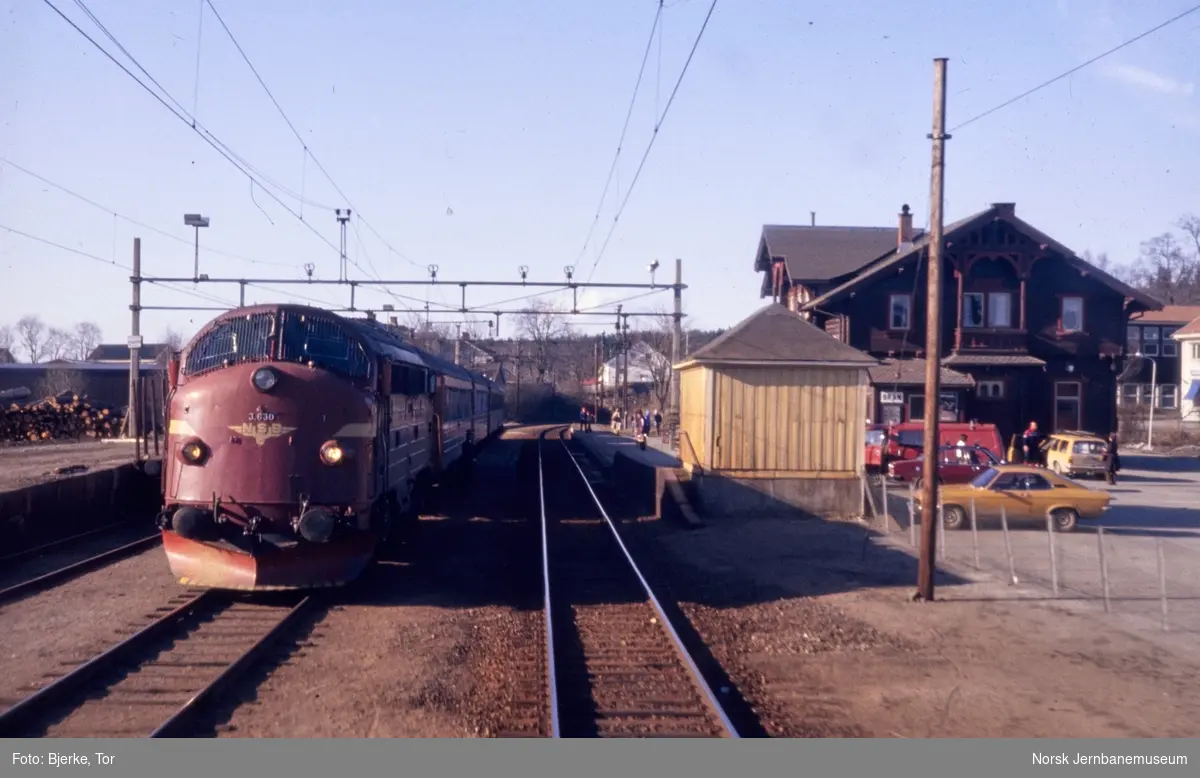 Diesellokomotiv Di 3 630 med persontog fra Fagernes til Oslo S på Gran stasjon