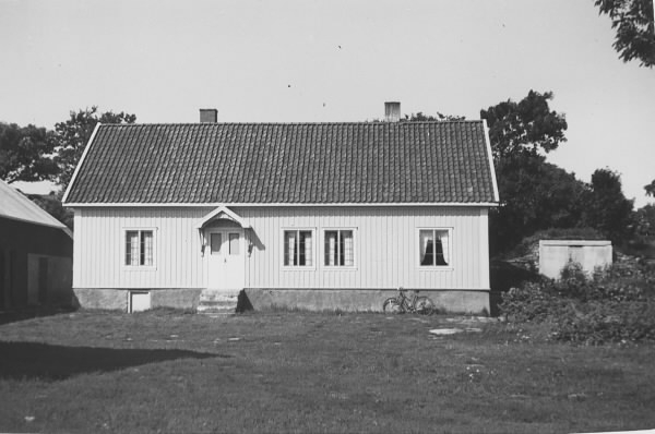 Gärdets gård i Vallda med bostadshus, jordkällare och ekonomibyggnad.