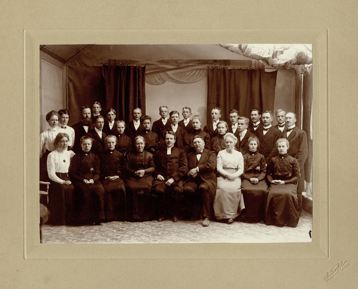 Konfirmander och lärare från dövstumskolan i Växjö, ca 1912.
Ateljéfoto.