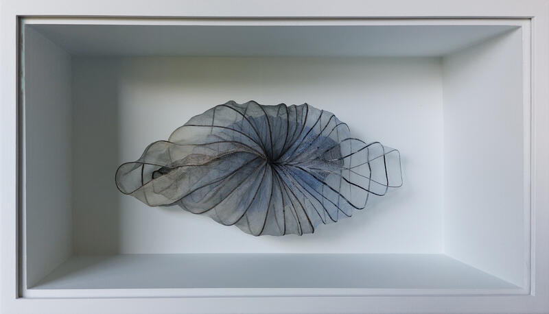 Skulpturell, transparent form i tekstile fibre som gir assosiasjoner til en kokong