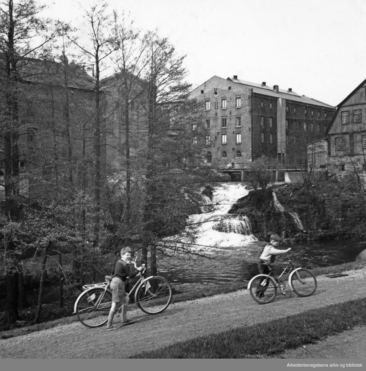 "Hjula - fabrikk med tradisjoner." Fossen ved Glads mølle. Hjulafossen. Billedreportasje fra Hjula Væverier i Magasinet for Alle, september 1954.