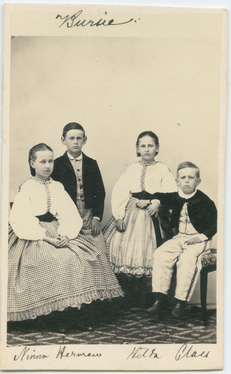 Porträtt på från vänster Ninna , Herman, Hilda, Claes.