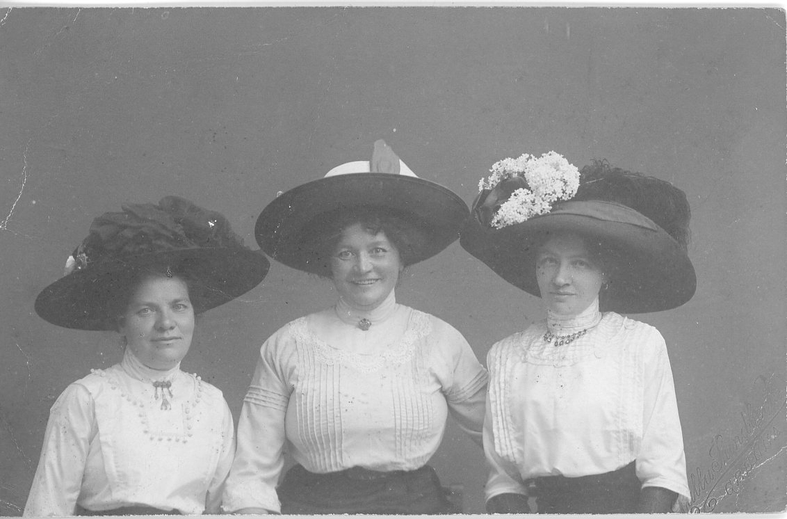 Tre kvinnor med stora hattar. Vykort.