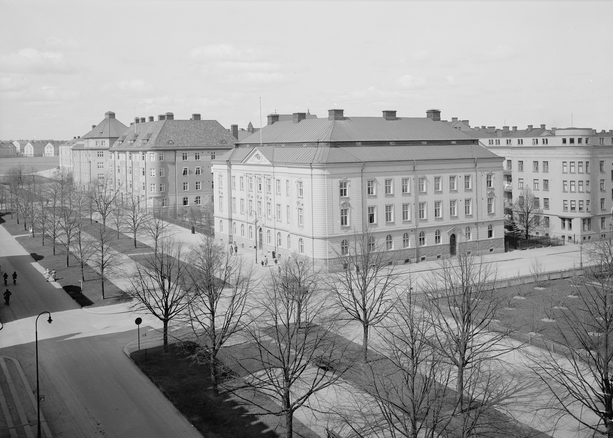 Vy mot kvareteret Beckasinen i Linköping. Närmast i hörnet av Vasavägen-Klostergatan ståtar Östgöta Hypoteksförenings pampiga kontor.